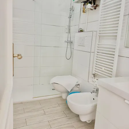 Modern With Private Bathroom 2*
